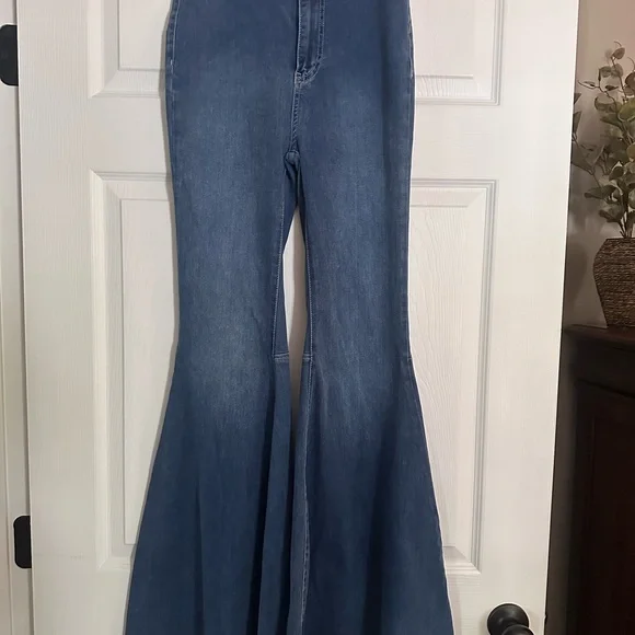 Free People ~ We the Free Boho Just Float on Flare Jeans Sz 26 - Picture 5 of 6